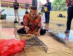 Anyaman Tradisional Dayak Diwarnai Aksi Penuh Keterampilan